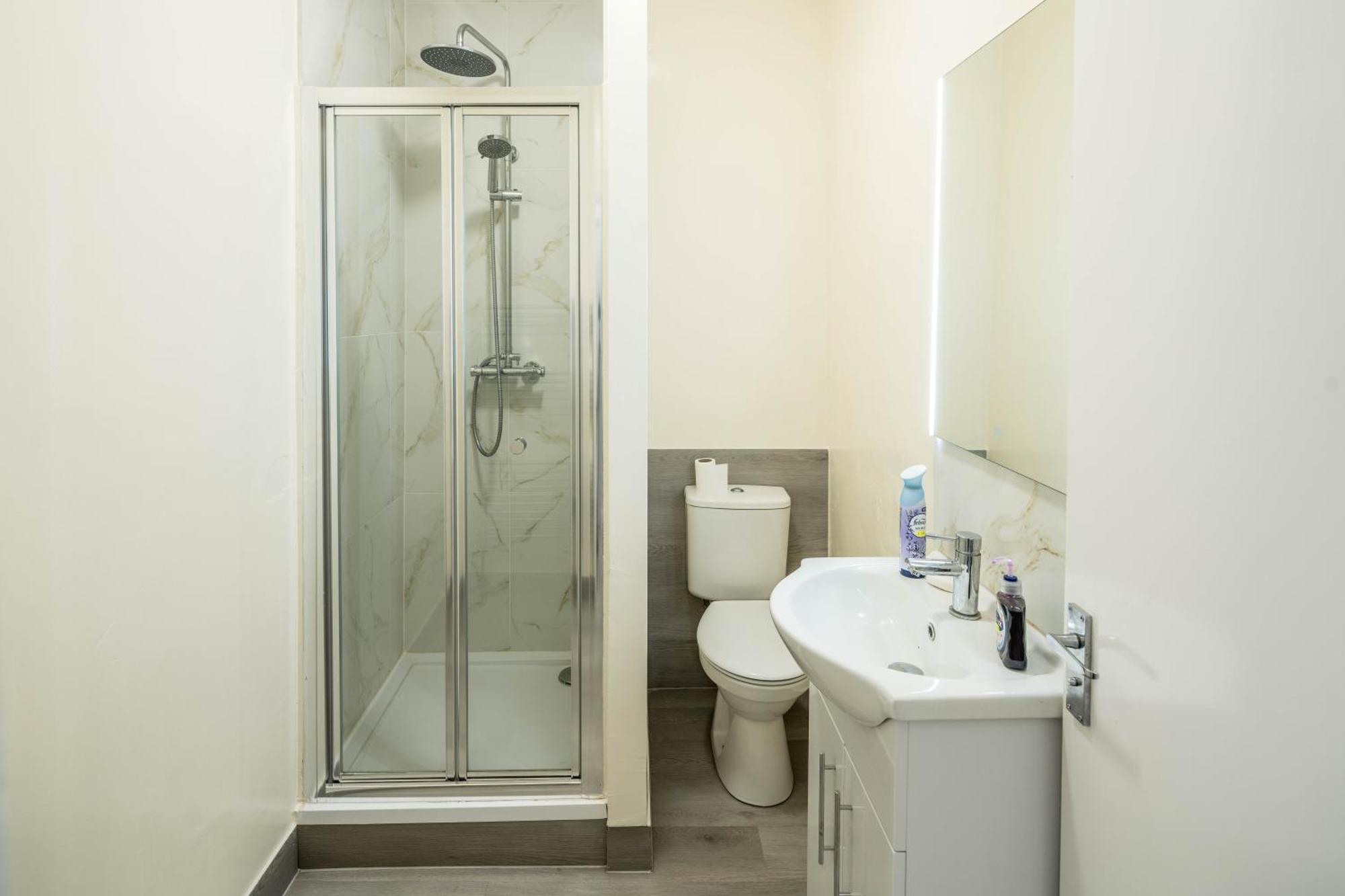 בדפורד Free Parking, 2 Beds,Close To Train Station מראה חיצוני תמונה